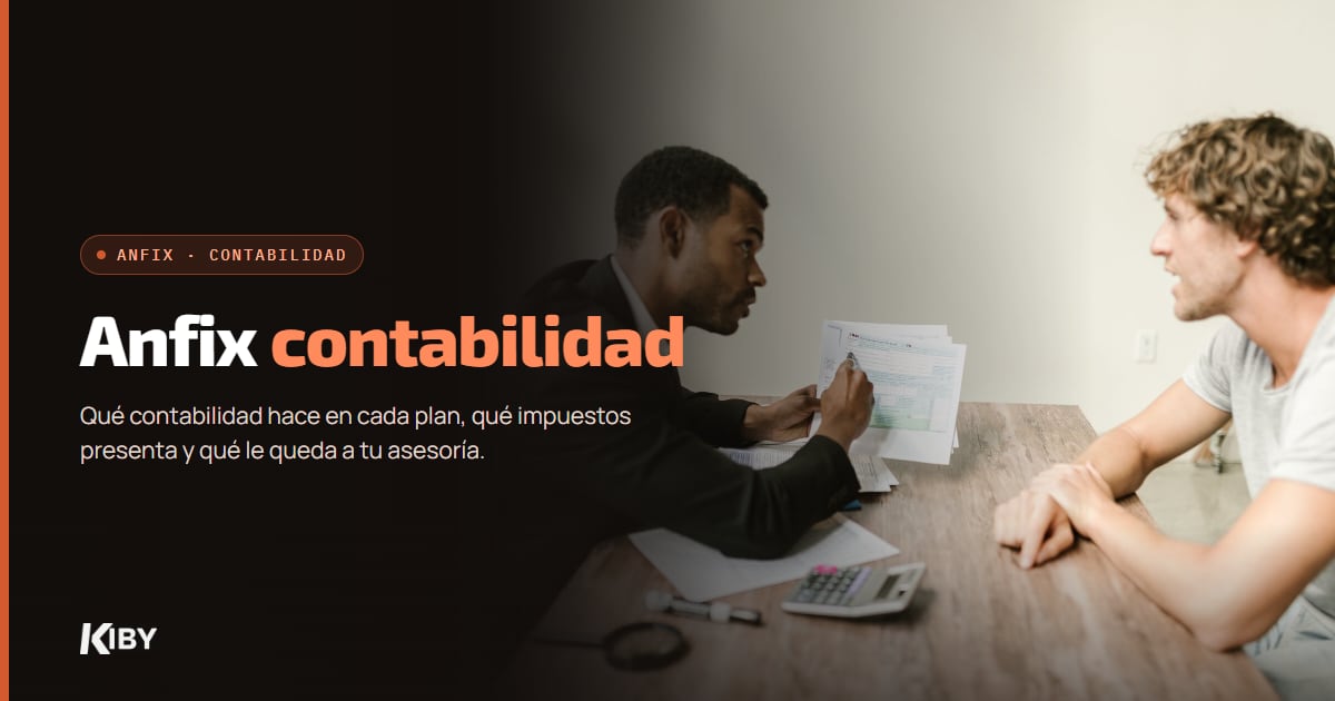 Asesor revisando papeles con un cliente, con el título Anfix contabilidad