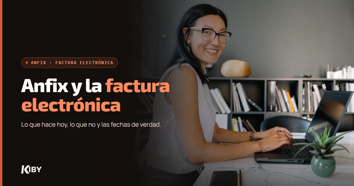 Mujer sonriendo con su portátil en la oficina, con el título Anfix y la factura electrónica