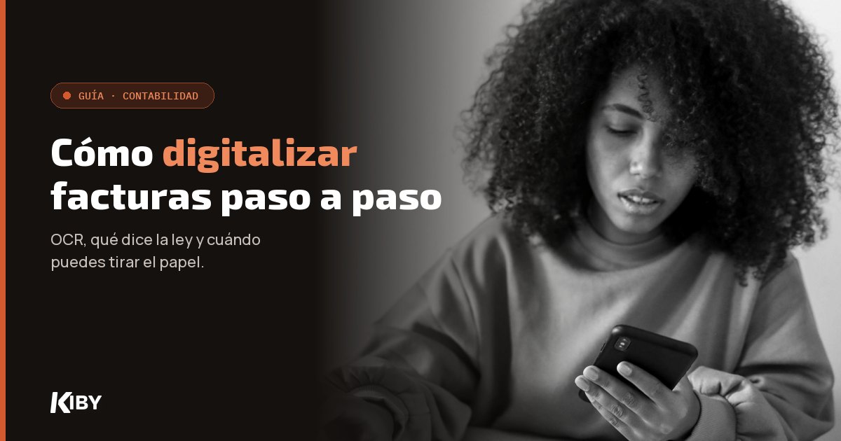 Persona con el móvil en la mano y facturas sobre la mesa, con el título «Cómo digitalizar facturas paso a paso»