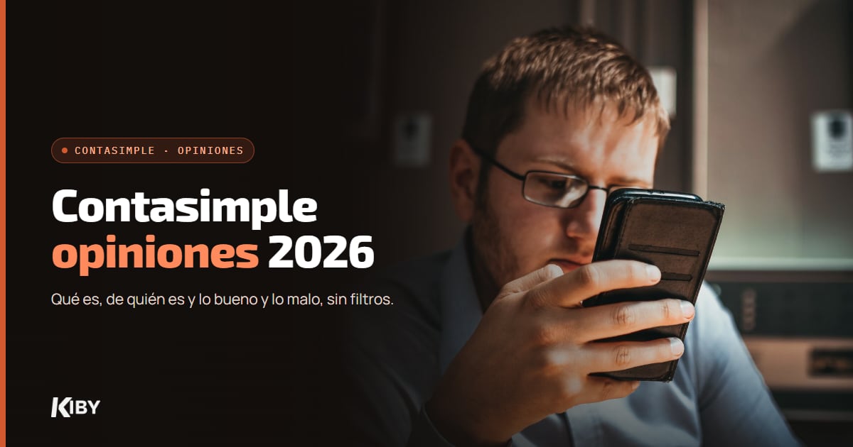 Hombre con gafas leyendo reseñas en su móvil, con el título Contasimple opiniones 2026