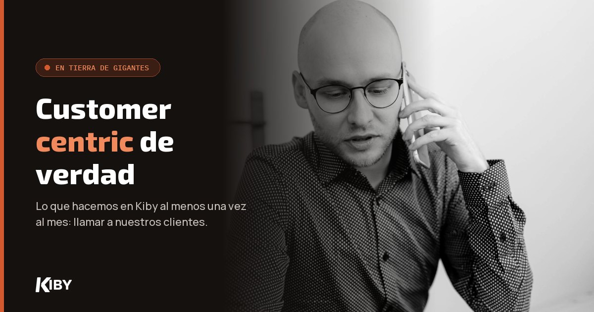 Hombre hablando por teléfono, con el título Customer centric de verdad y el subtítulo Lo que hacemos en Kiby al menos una vez al mes