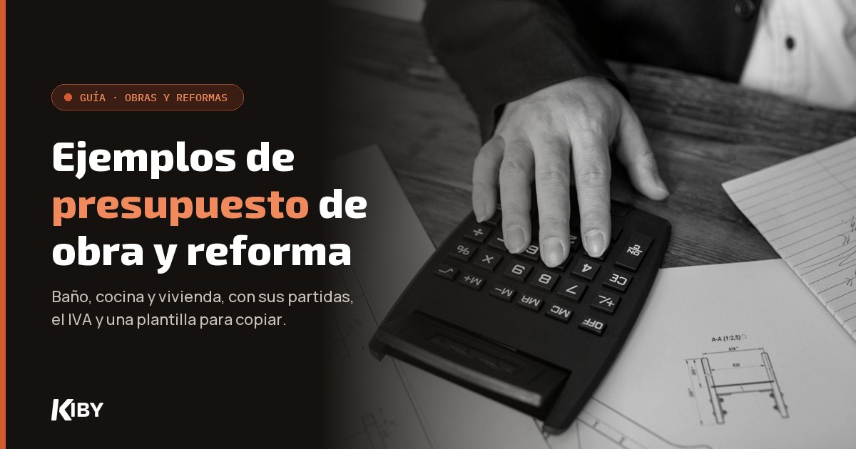 Mano con una calculadora sobre unos planos, con el título Ejemplos de presupuesto de obra y reforma