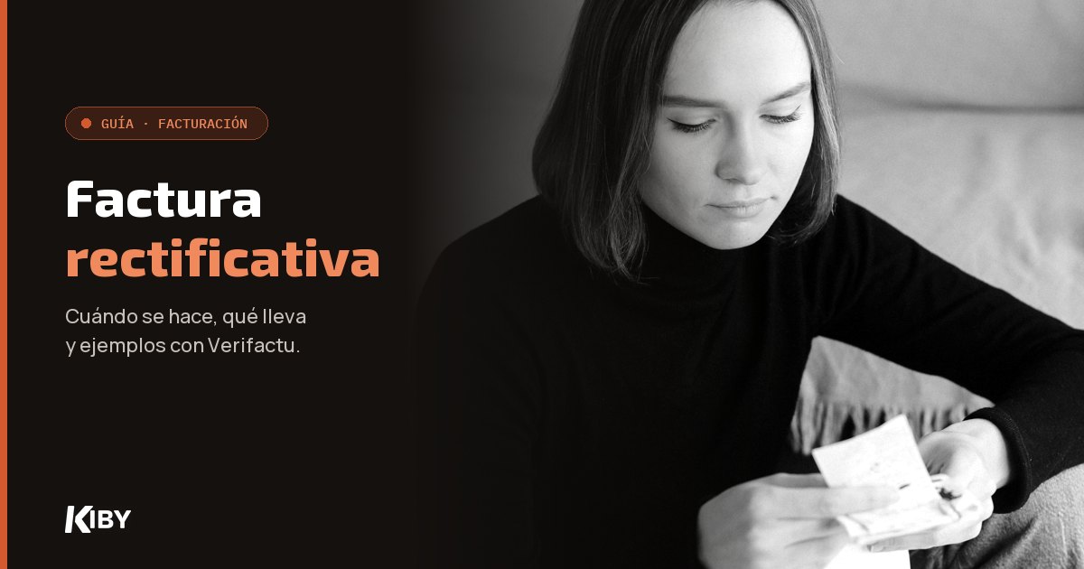Mujer revisando una factura en papel, con el título «Factura rectificativa»