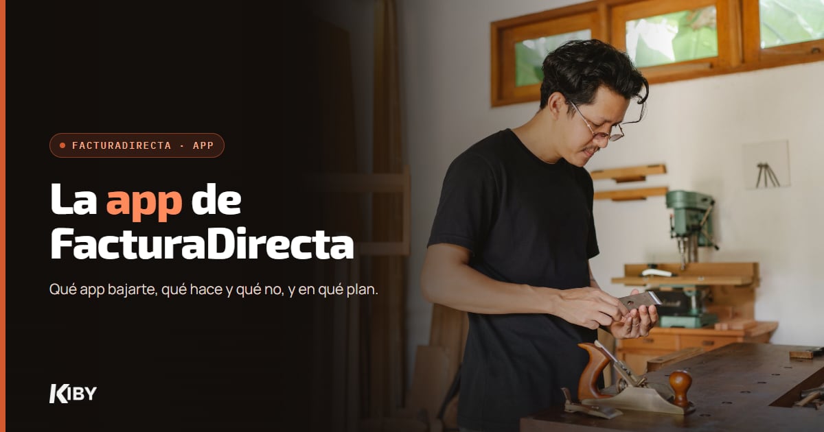 Carpintero mirando el móvil en su taller, con el título La app de FacturaDirecta