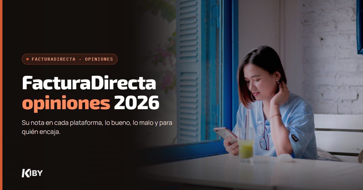 Mujer leyendo en el móvil junto a una ventana, con el título FacturaDirecta opiniones 2026