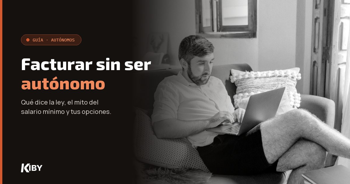 Hombre trabajando con el portátil en el sofá de casa, con el título «Facturar sin ser autónomo»