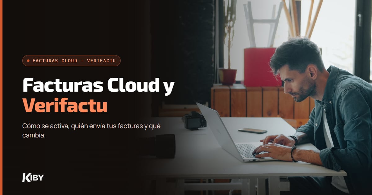 Fotógrafo trabajando con su portátil en el estudio, con el título Facturas Cloud y Verifactu