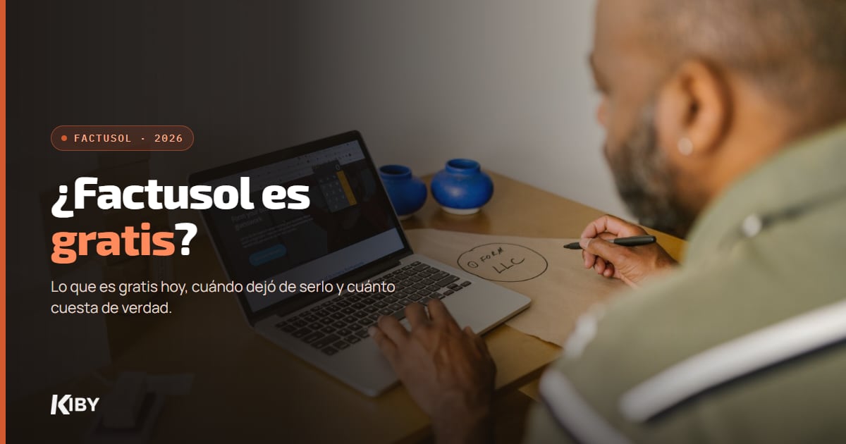 Autónomo trabajando con su portátil en el escritorio, con el título ¿Factusol es gratis?