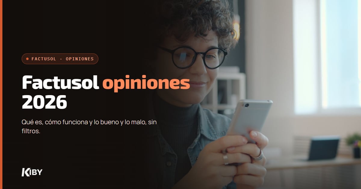 Mujer sonriendo mientras lee reseñas en su móvil, con el título Factusol opiniones 2026