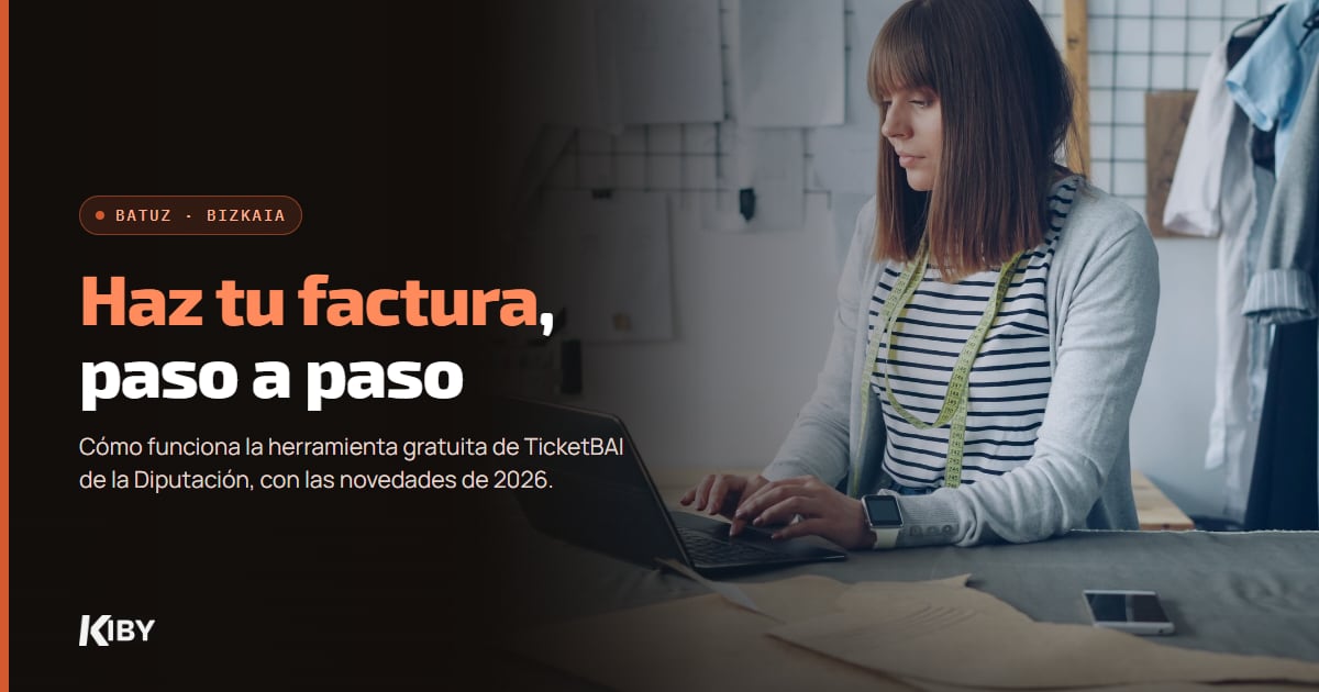 Costurera trabajando con su portátil en el taller, con el título Haz tu factura paso a paso