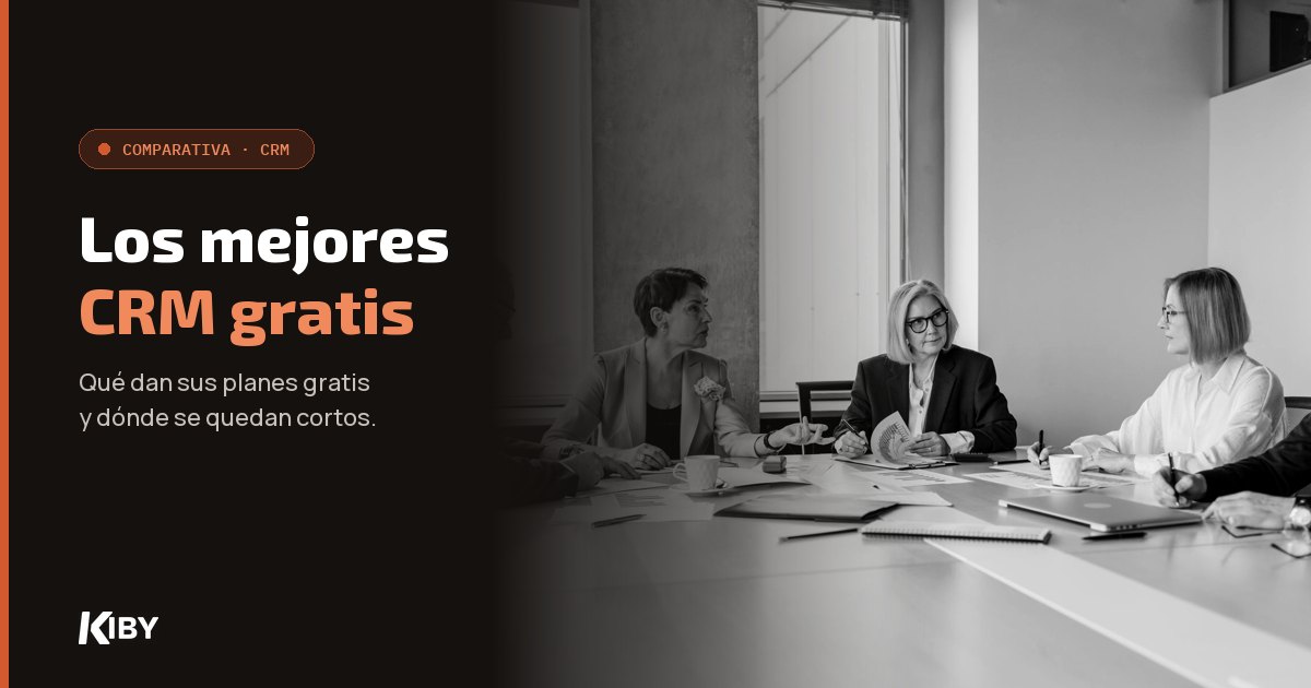 Equipo comercial reunido en una mesa de oficina, con el título «Los mejores CRM gratis»