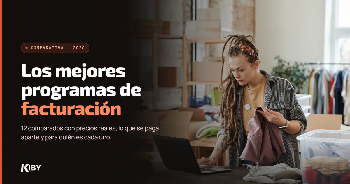Dueña de una tienda de ropa trabajando con su portátil entre cajas de pedidos, con el título Los mejores programas de facturación de 2026