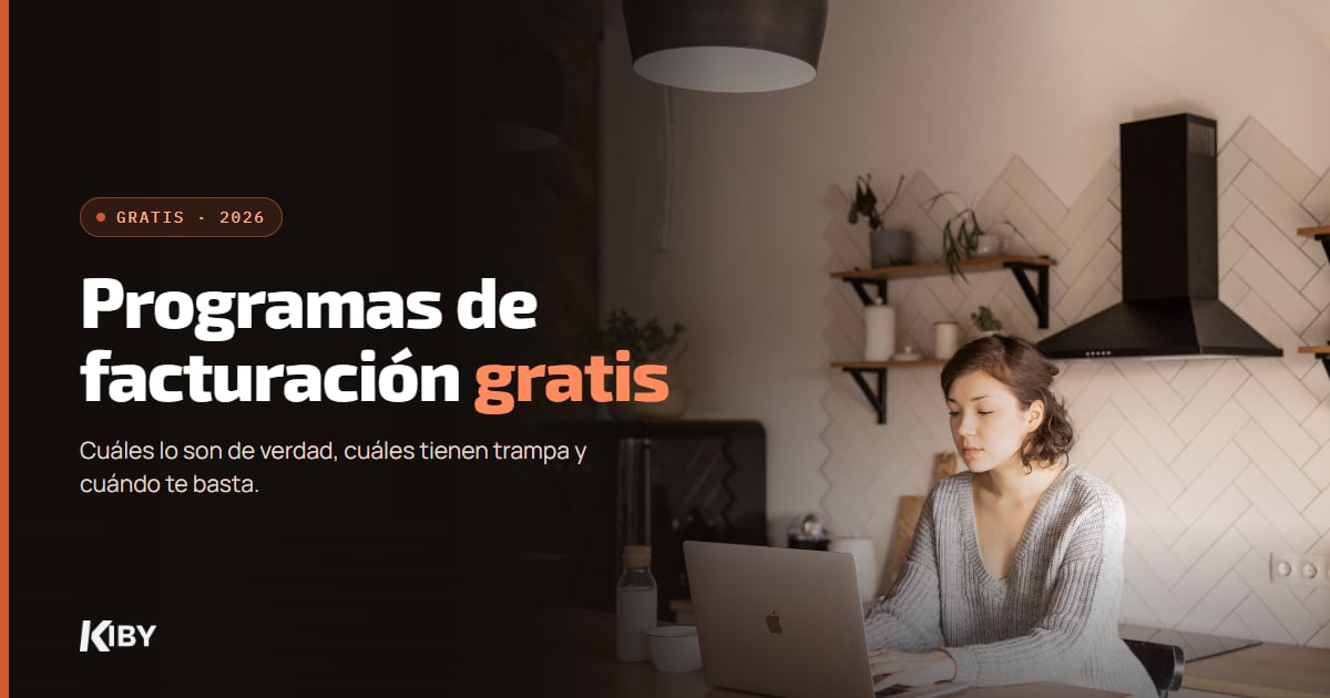 Mujer trabajando con su portátil en la cocina de casa, con el título Programas de facturación gratis