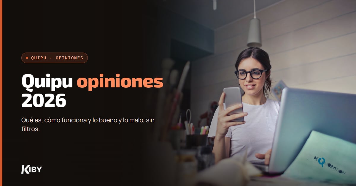 Mujer en su escritorio con el móvil y el portátil, con el título Quipu opiniones 2026