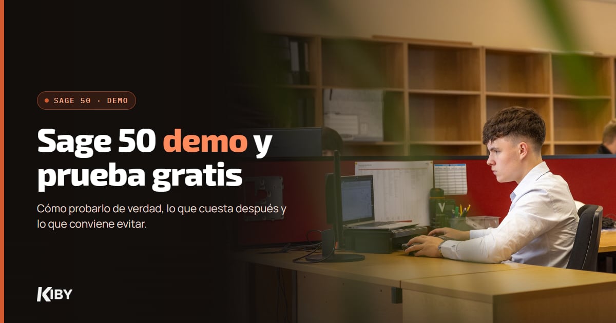 Joven trabajando con un ordenador de sobremesa en una oficina, con el título Sage 50 demo y prueba gratis
