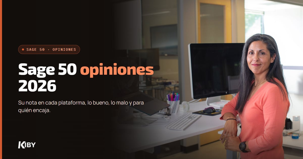 Mujer sonriendo junto a su ordenador en la oficina, con el título Sage 50 opiniones 2026